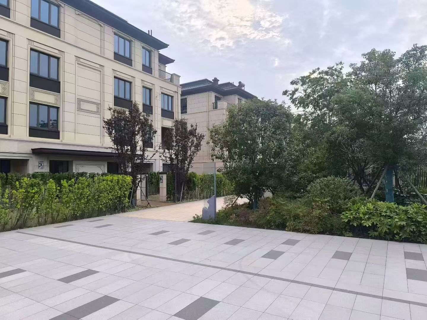 通化 芝麻白与芝麻白搭配铺装，尺寸1200*600