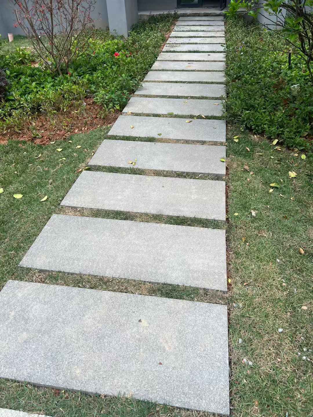 通化 芝麻黑小区踏步、汀步石铺装效果