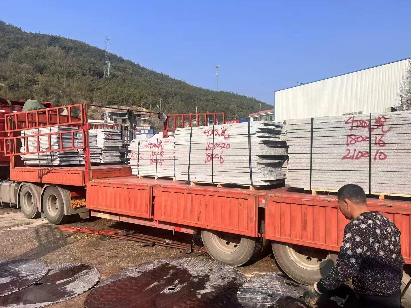 通化 芝麻灰花岗岩光面毛板出货日常